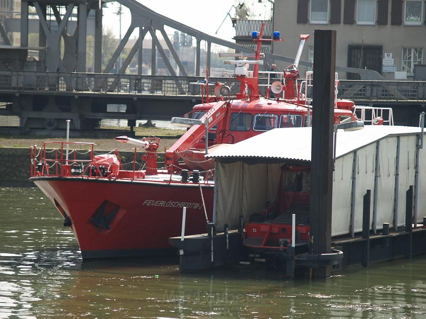 Feuerloeschboot 10-2      P162.JPG